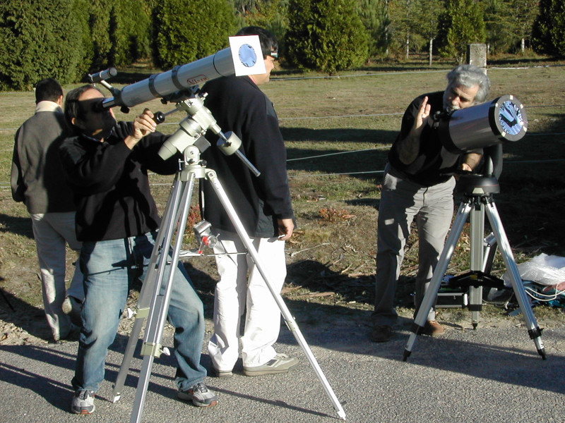 Socios observando a eclipse con telescopios con filtros solares