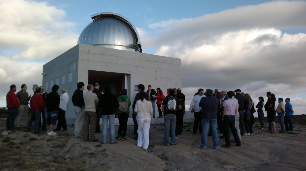 Un grupo grande de persoas diante da porta do observatorio.