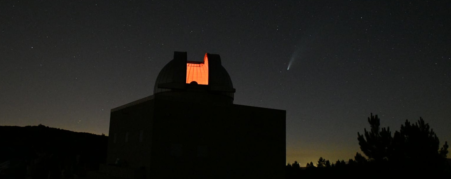 OAC con el cometa de 2020 a la derecha de la cúpula