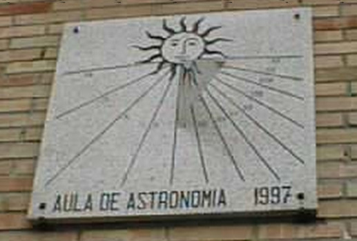 Reloxo de sol da aula de astronomía na fachada de instituto.