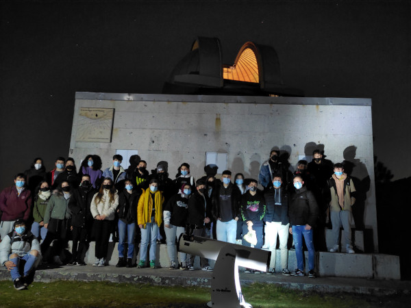 Grupo de alumnos diante da fachada sur do Observatorio