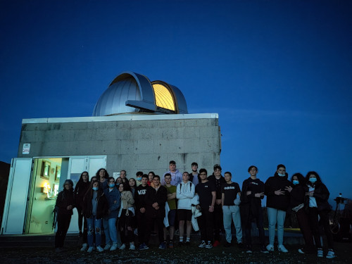 Grupo de alumnos diante da entrada do Observatorio