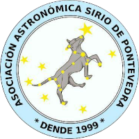 Logotipo da asociación: can gris rampante con liñas e estrelas da constelación. Rodeado de máis estrelas e unha banda circular azul co nome da asociación e a data de fundación.